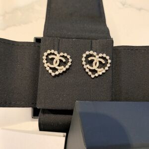 💛 SOLD DIRECTLY CHANEL Gold & Crystal Heart CC Earrings - Like New!